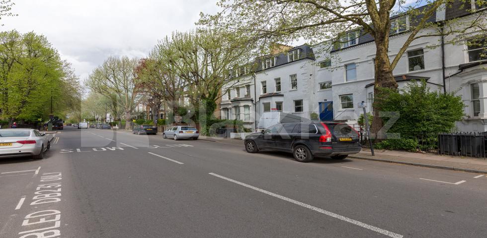 Lovely three bed with modern fixtures and fittings mins to tube & shops Hillmarton Road, Caledonian Road